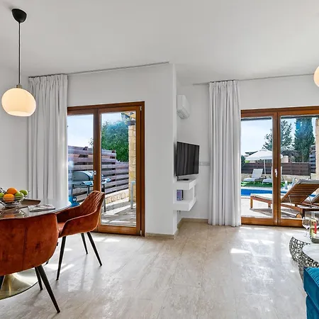 Hg37 Kopiaste - Newly Refurbished With Private Pool & Private Garden, Aphrodite Hills 코우클리아