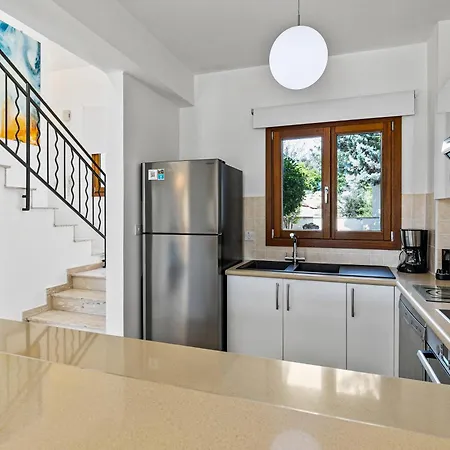 Hg37 Kopiaste - Newly Refurbished With Private Pool & Private Garden, Aphrodite Hills 빌라