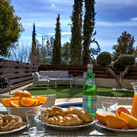 Hg37 Kopiaste - Newly Refurbished With Private Pool & Private Garden, Aphrodite Hills 别墅 *