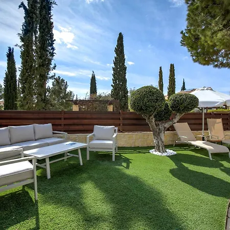 Hg37 Kopiaste - Newly Refurbished With Private Pool & Private Garden, Aphrodite Hills 别墅 *