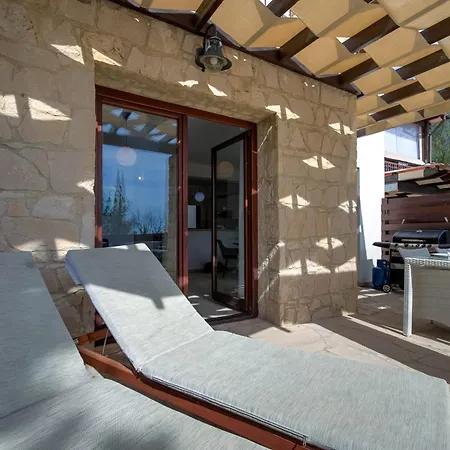 Hg37 Kopiaste - Newly Refurbished With Private Pool & Private Garden, Aphrodite Hills 库克里亚